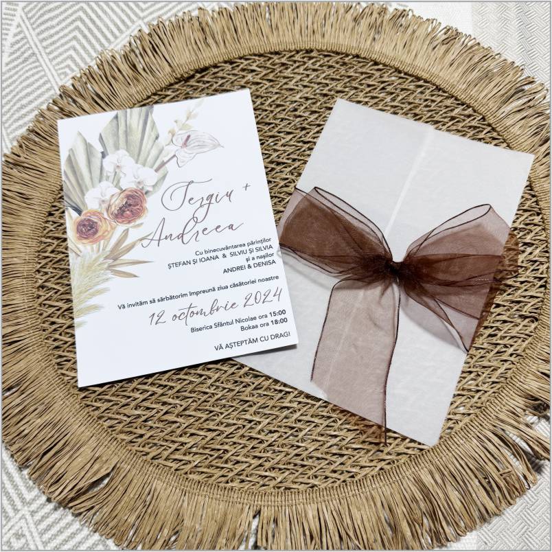 „Terracotta Romance” – Invitație de Nuntă Nude cu Fundă Maro și Ilustrație Florală