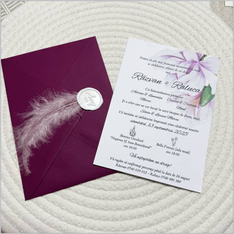 „Burgundy Feather Bloom” – Invitație de Nuntă cu Plic Burgundy și Pană Elegantă