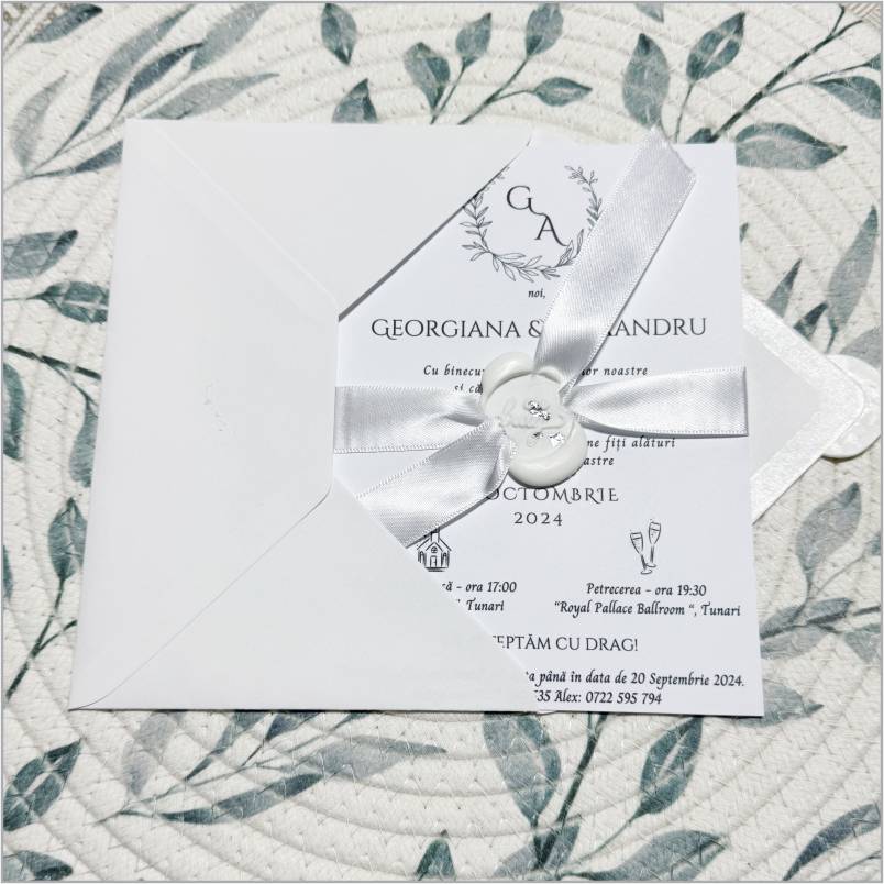 „Pure Monogram” – Invitație de Nuntă Albă cu Fundă Satin și Sigiliu Elegant