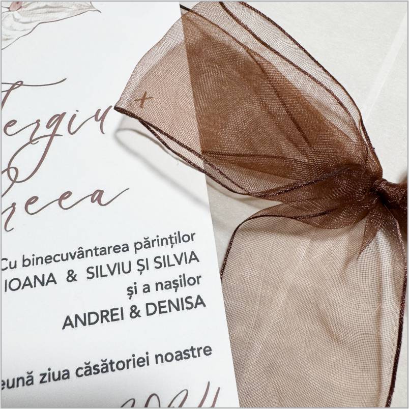 „Terracotta Romance” – Invitație de Nuntă Nude cu Fundă Maro și Ilustrație Florală