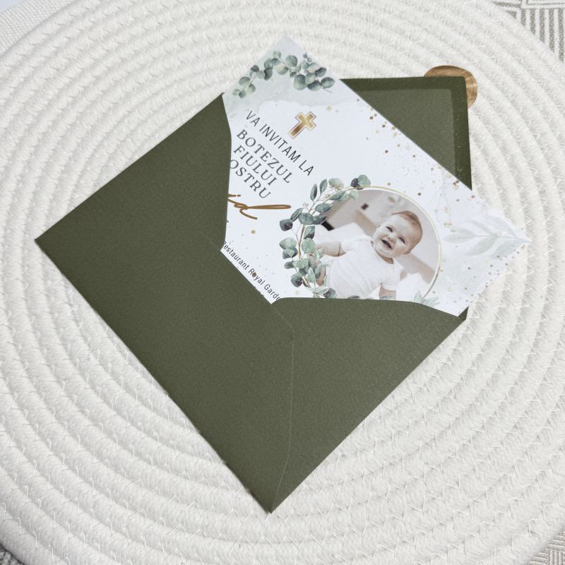Invitație Botez Băiat „Olive Eucalyptus” – Model Elegant cu Fotografie și Accente Aurii