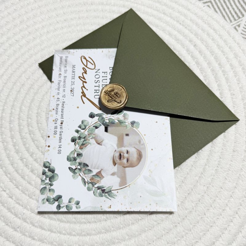 Invitație Botez Băiat „Olive Eucalyptus” – Model Elegant cu Fotografie și Accente Aurii