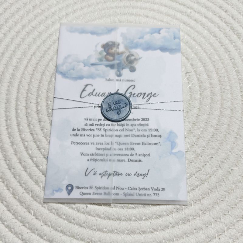 Invitație Botez Băiat „Little Pilot” – Model Avion cu Ursuleț în Nori