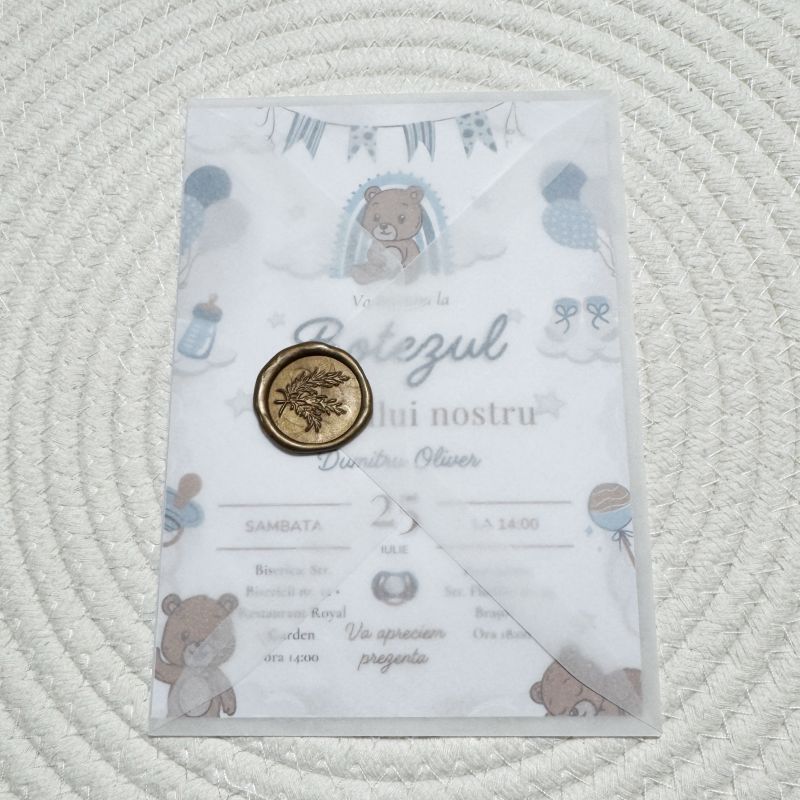 Invitație Botez Băiat „Baby Teddy Blue” – Model Ursuleț cu Copertă Translucidă și Sigiliu