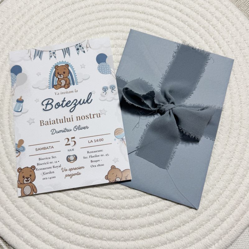 Invitație Botez Băiețel „Little Oliver” – Model Ursuleț Albastru cu Fundă Textilă