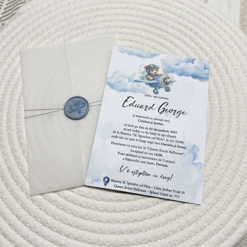 Invitație Botez Băiat „Little Pilot” – Model Avion cu Ursuleț în Nori