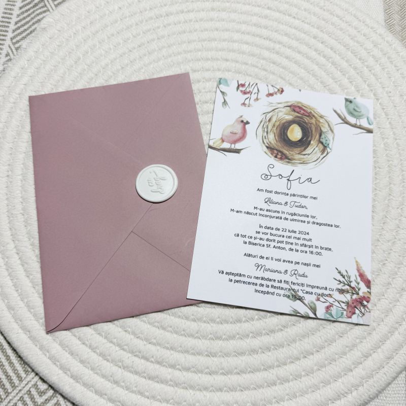 Invitație Botez „Cuib de Poveste” – Model Romantic cu Ilustrație Păsărele și Flori