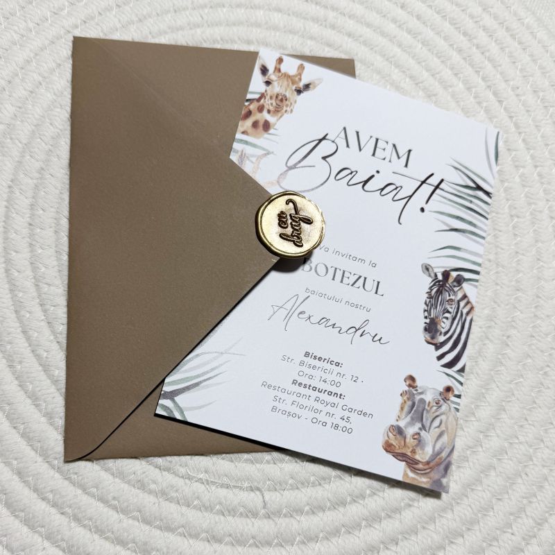 Invitație Botez „Safari Boy” – Model cu Animale Sălbatice și Plic Cappuccino