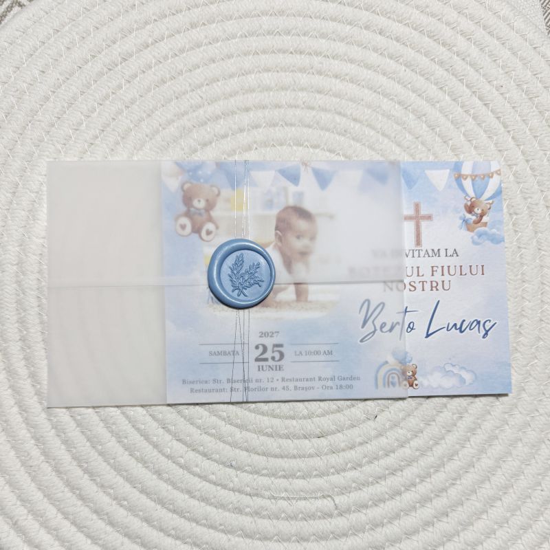 Invitație Botez Băiat „Baby Blue Cross” – Model Elegant cu Ursuleț și Fotografie