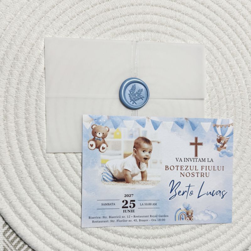Invitație Botez Băiat „Baby Blue Cross” – Model Elegant cu Ursuleț și Fotografie