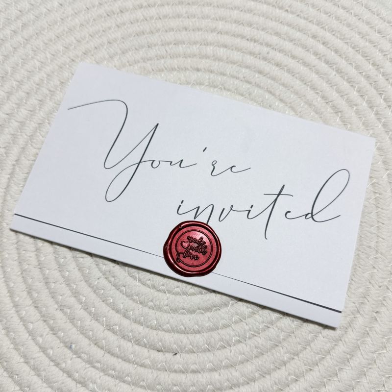 „Signature Minimal” – Invitație de Nuntă Elegantă cu Sigiliu Ceară Roșu