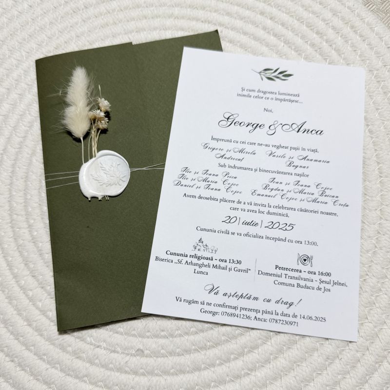 Invitație de Nuntă „Green Elegance” – Plic Olive cu Sigiliu Alb și Elemente Naturale