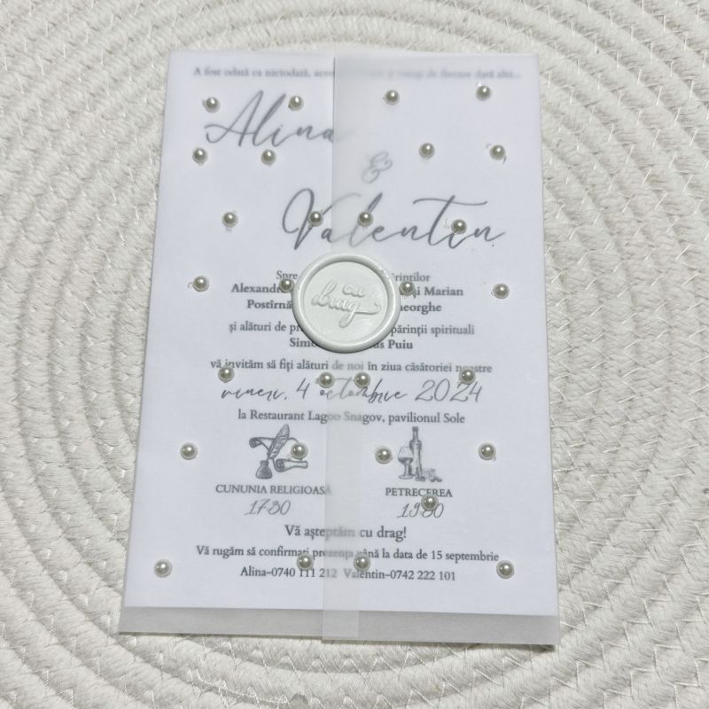 Invitație de Nuntă „Pearl Romance” – Model Alb cu Perle Decorative și Sigiliu din Ceară