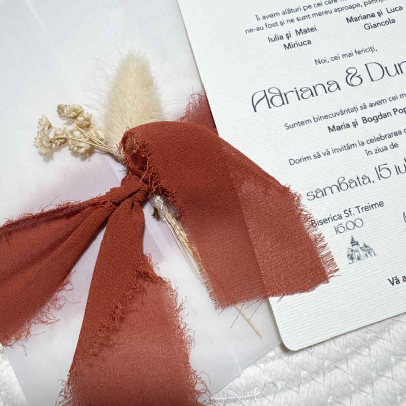Invitație nuntă cu fundă terracotta și sigiliu floral