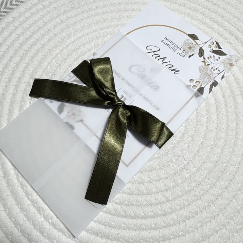 Invitație de Nuntă „Olive Grace” – Model Elegant cu Panglică Satinată Verde și Detalii Aurii
