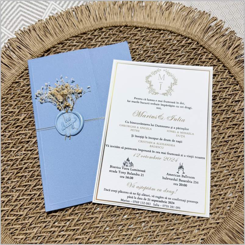 „Blue Garden Romance” – Invitație de Nuntă Bleu cu Flori Uscate și Sigiliu Elegant