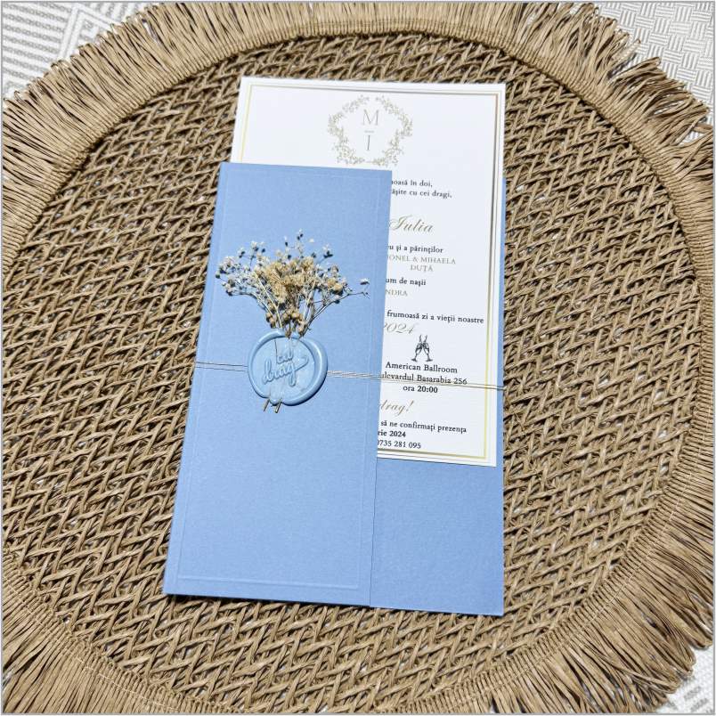 „Blue Garden Romance” – Invitație de Nuntă Bleu cu Flori Uscate și Sigiliu Elegant