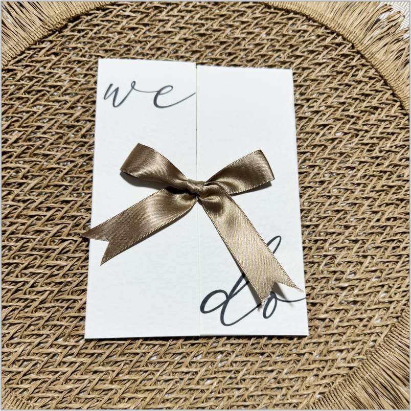 „Golden Whisper” – Invitație de Nuntă Minimalistă cu Fundă Satin Champagne