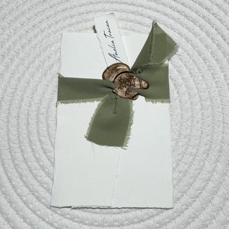 „Olive Handcrafted” – Invitație de Nuntă cu Hârtie Manuală și Sigiliu Ceară